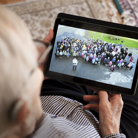 Tarvittiin taivaalta kuvaava drone, jotta lastenlapset ja lastenlastenlapset saatiin mahtumaan kuvaan sukutapaamisessa.  – Katson kuvaa usein ja tarkasti, Eero  Kinnunen sanoo.