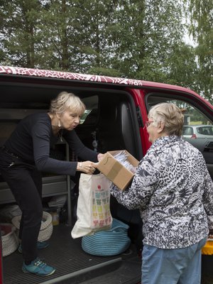 Käsityöbussi tuo syrjäkylille harrastusmahdollisuuksia. "Bussin" eli pakettiauton mukana kyläläisille kulkeutuvat myös paljon kaivatut käsityötarvikkeet.