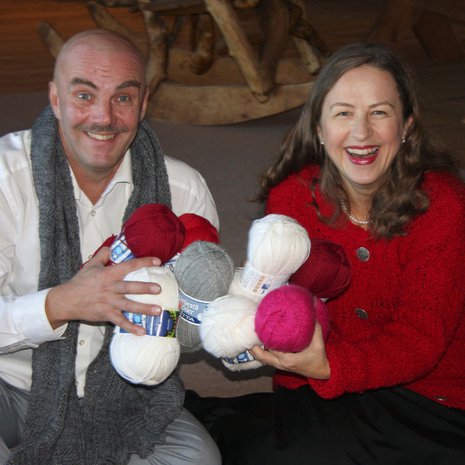 Villasukkaoopperan laulajat, tenori Ilkka Hämäläinen ja sopraano Kaija Nuoranne .