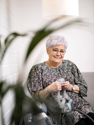 Maskin pukeminen on Sirpa Jalosen jokailtainen rituaali.