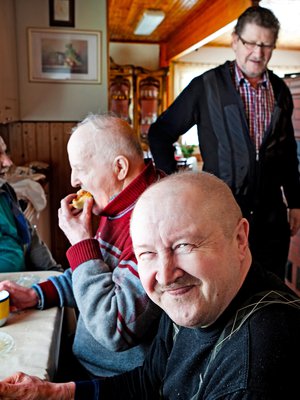 Keijo ja Keijon pojat. Päiväkahvi kokoaa Einon (vas.), Antin ja Karin yhteen tasan kello kaksi.