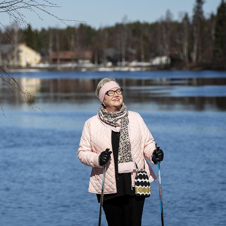 Sirpa mittaa askeleitaan aktiivisuus-rannekkeella.