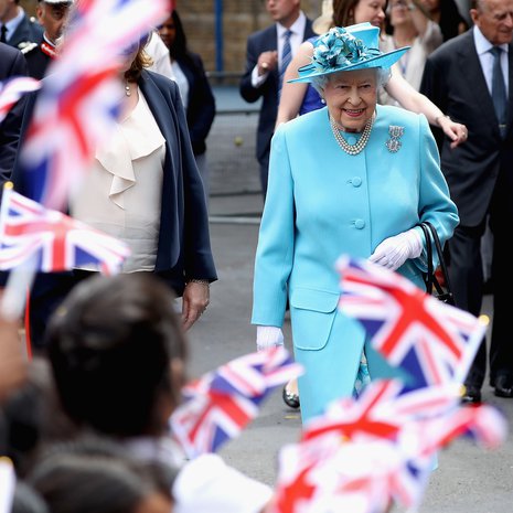 Kuningatar Elisabet II on tällä hetkellä pisimpään vallassa ollut monarkki. Kuvassa kuningatar on edustusvierailulla kesäkuussa 2017.