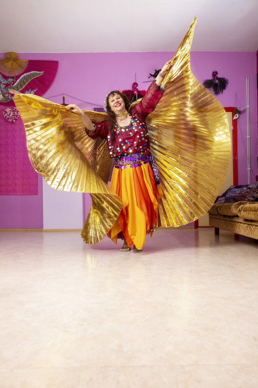 – Itämaista tanssia voi maustaa huiveilla, sormisymbaaleilla ja vaikkapa suurilla feeniks-siivillä. Niillä saa myös lisähaastetta opiskeluun, tanssinopettaja Taikku Hyvönen kertoo.