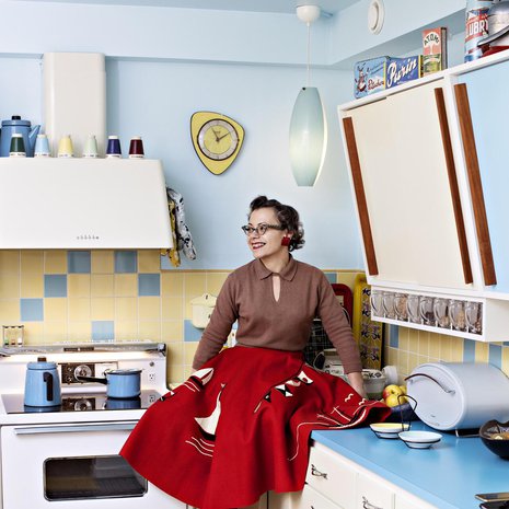 Keittiön värimaailma on ehtaa 50-lukua. Hella on alkuperäinen amerikkalainen General Electric, johon on istutettu induktiotaso.