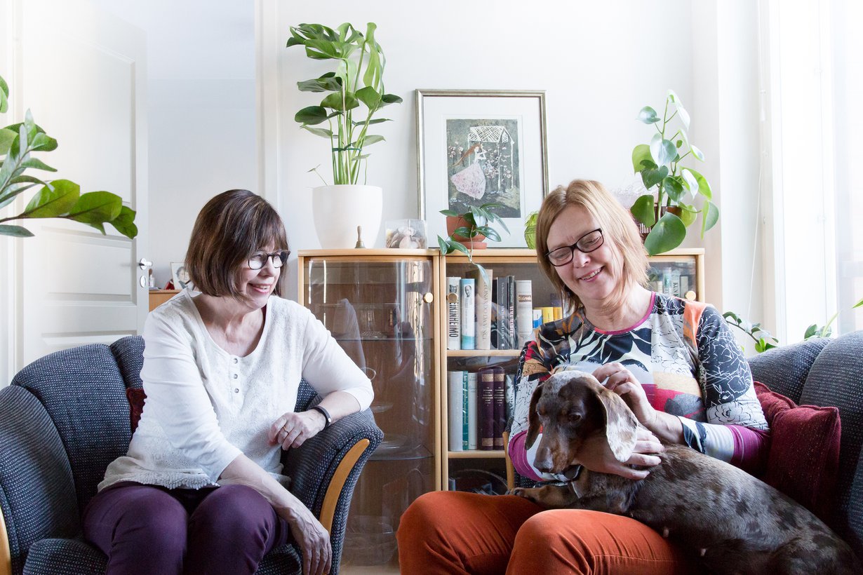 Tarjan tyttären koira Penni on ollut rakastettu vieras ystävien kodissa. Penni kuoli pian kuvan ottamisen jälkeen.