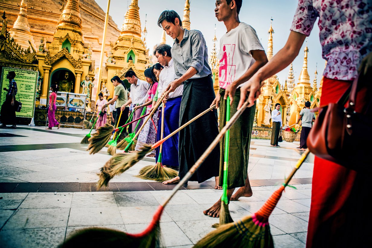 Kullalla ja jalokivillä silattu 2500-vuotias Shwedagon on maan tärkein uskonnollinen rakennus. Hilpeä lakaisupartio kerää meriittiä seuraavaan elämään.