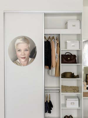 Tämä vaatekaappi ei kuulu jutussa esiintyvälle Mira Ahjoniemelle, vaikka samaa väljyyttä ja järjestystä löytyy hänenkin kaapeistaan.